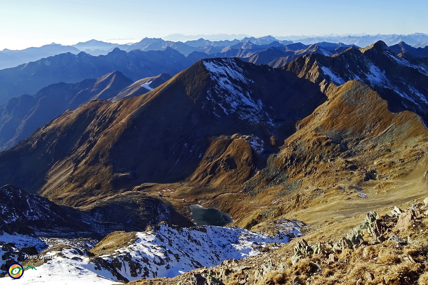 76 Vista a sud-ovest sulla Valle e Lago di Valsambuzza.JPG -                                